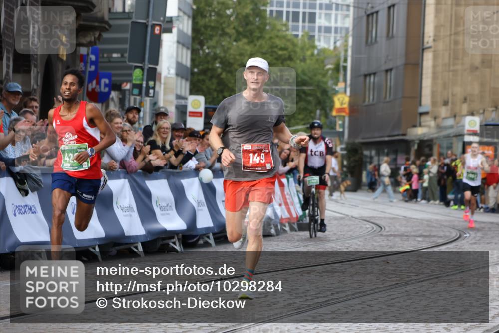 13.09.2026 - 21. swb-Marathon Bremen Strokosch-Dieckow http://msf.ph/oto/10298284 13.09.2026 12:40:35 Ziel 149, 1263, 3662, 4264 meine-sportfotos.de