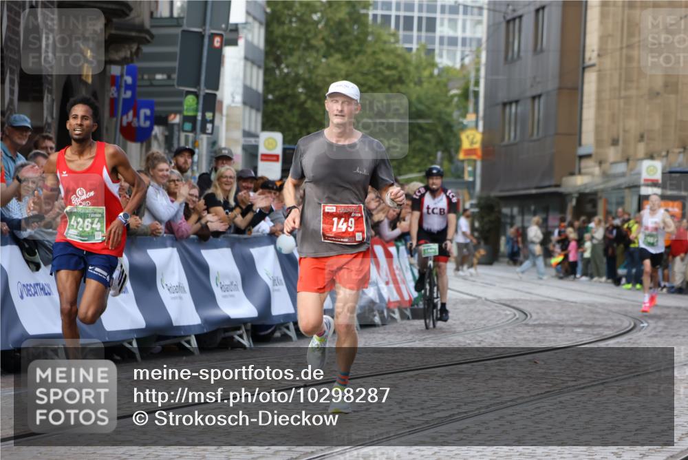 13.09.2026 - 21. swb-Marathon Bremen Strokosch-Dieckow http://msf.ph/oto/10298287 13.09.2026 12:40:35 Ziel 149, 1263, 3662, 4264 meine-sportfotos.de
