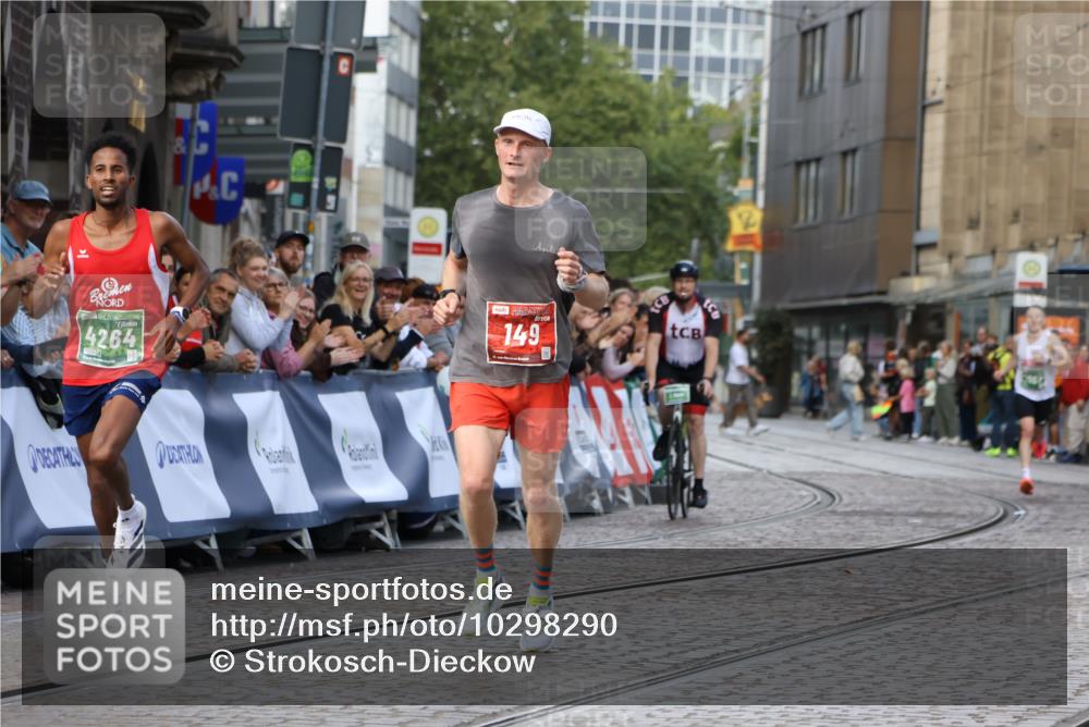 13.09.2026 - 21. swb-Marathon Bremen Strokosch-Dieckow http://msf.ph/oto/10298290 13.09.2026 12:40:35 Ziel 149, 1263, 3662, 4264 meine-sportfotos.de