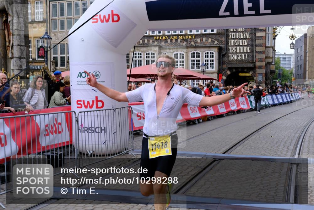 13.09.2026 - 21. swb-Marathon Bremen Tim E. http://msf.ph/oto/10298298 13.09.2026 10:34:41 Ziel 11418, 13610, 13633 meine-sportfotos.de