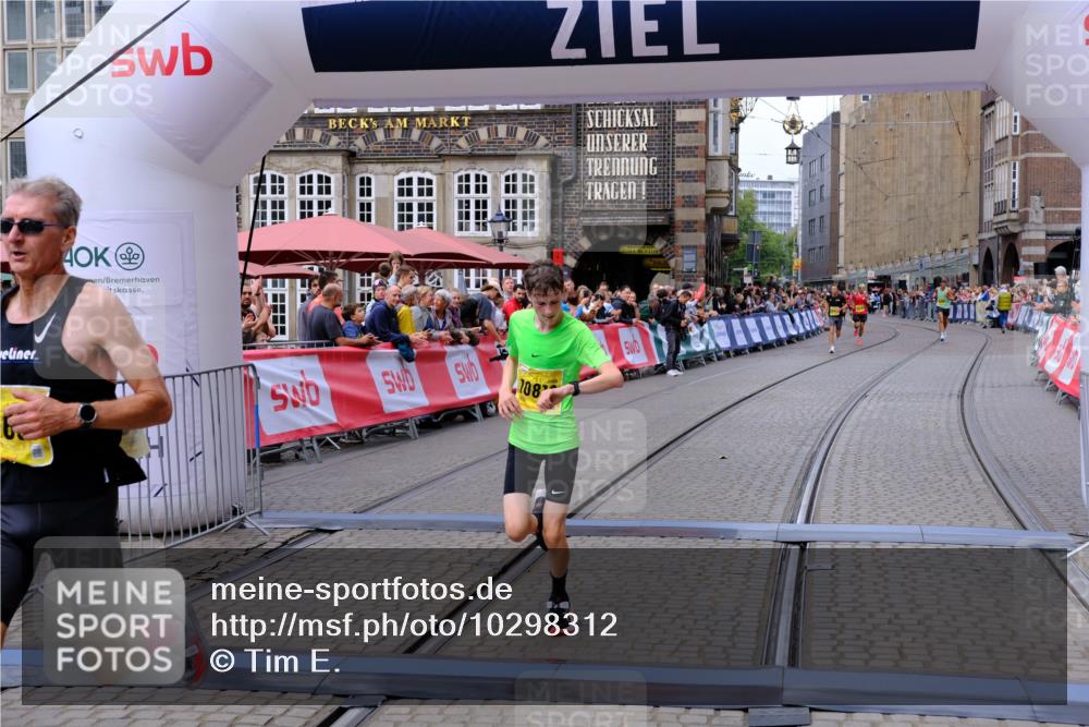 13.09.2026 - 21. swb-Marathon Bremen Tim E. http://msf.ph/oto/10298312 13.09.2026 10:34:55 Ziel 10818, 12358, 12413, 12540, 13637 meine-sportfotos.de