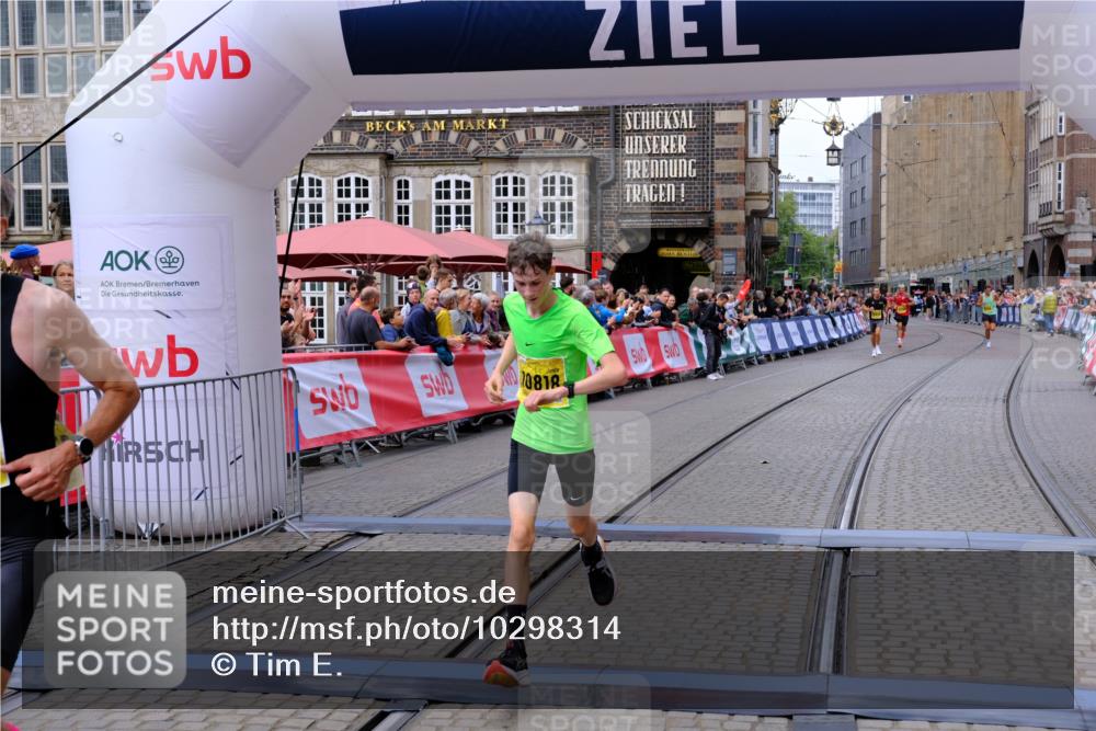 13.09.2026 - 21. swb-Marathon Bremen Tim E. http://msf.ph/oto/10298314 13.09.2026 10:34:55 Ziel 10818, 12358, 12413, 12540, 13637 meine-sportfotos.de