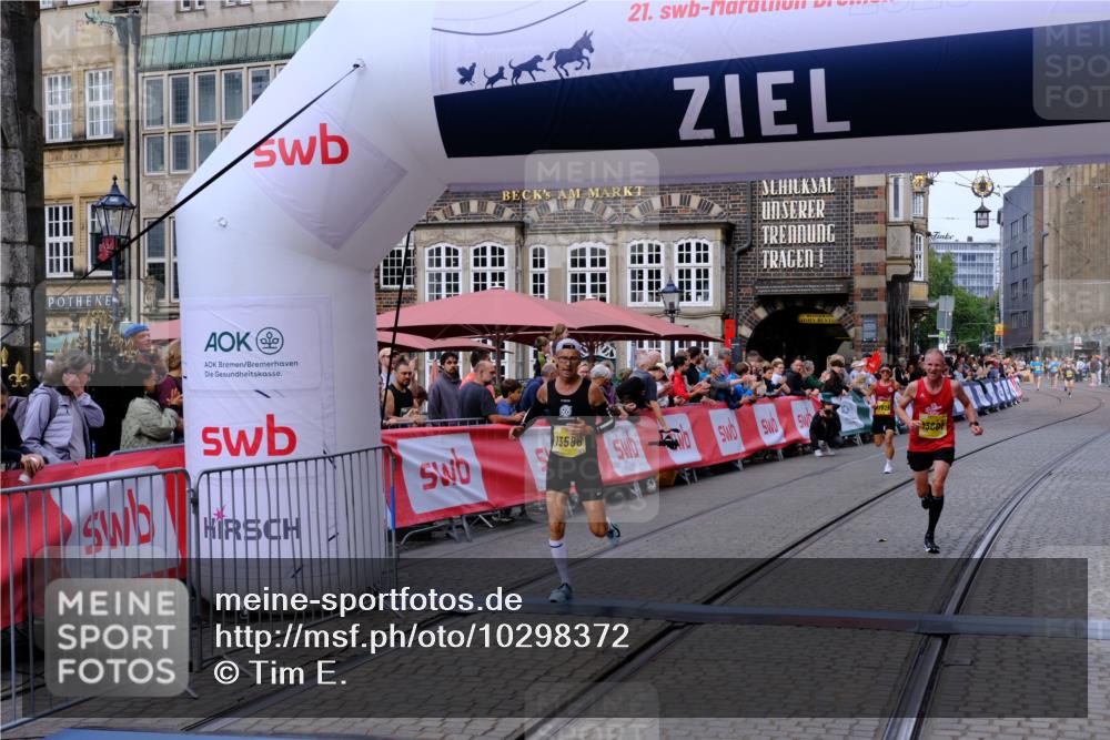 13.09.2026 - 21. swb-Marathon Bremen Tim E. http://msf.ph/oto/10298372 13.09.2026 10:35:11 Ziel 11197, 11964, 12358, 12413, 12540, 13588, 13601, 13625 meine-sportfotos.de