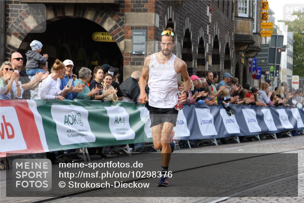 13.09.2026 - 21. swb-Marathon Bremen Strokosch-Dieckow http://msf.ph/oto/10298376 13.09.2026 12:41:24 Ziel 634, 642, 1139 meine-sportfotos.de