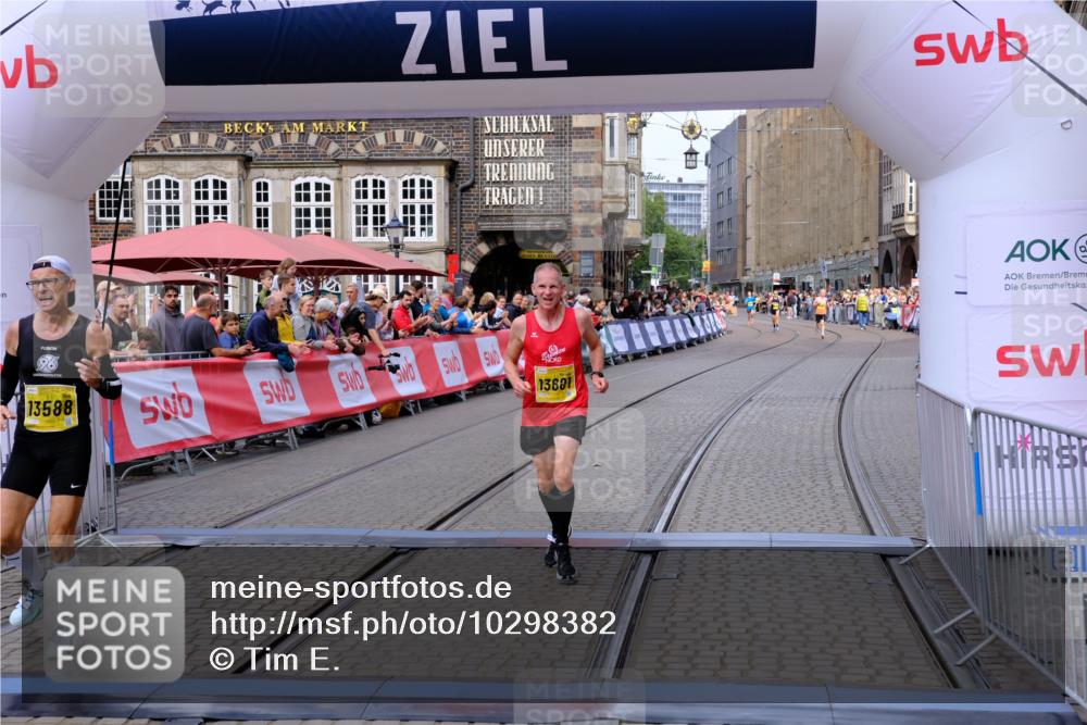 13.09.2026 - 21. swb-Marathon Bremen Tim E. http://msf.ph/oto/10298382 13.09.2026 10:35:12 Ziel 11197, 11964, 12358, 12413, 12540, 13588, 13601, 13625 meine-sportfotos.de