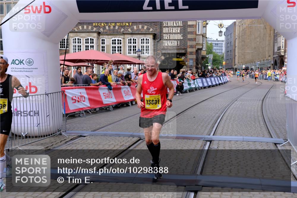 13.09.2026 - 21. swb-Marathon Bremen Tim E. http://msf.ph/oto/10298388 13.09.2026 10:35:12 Ziel 11197, 11964, 12358, 12413, 12540, 13588, 13601, 13625 meine-sportfotos.de