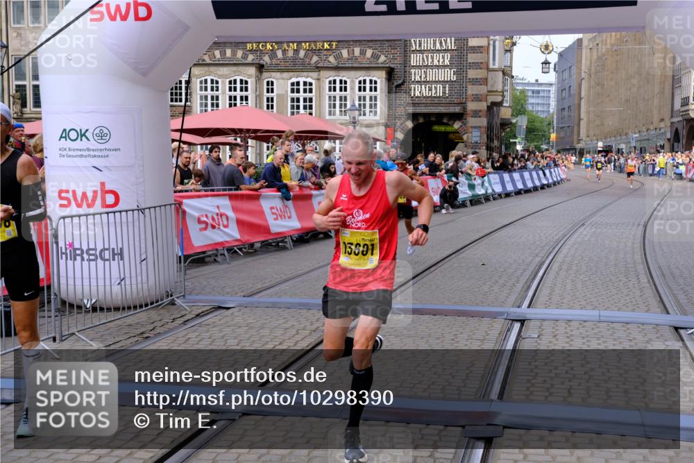 13.09.2026 - 21. swb-Marathon Bremen Tim E. http://msf.ph/oto/10298390 13.09.2026 10:35:13 Ziel 11197, 11964, 12358, 12413, 12540, 13588, 13601, 13625 meine-sportfotos.de