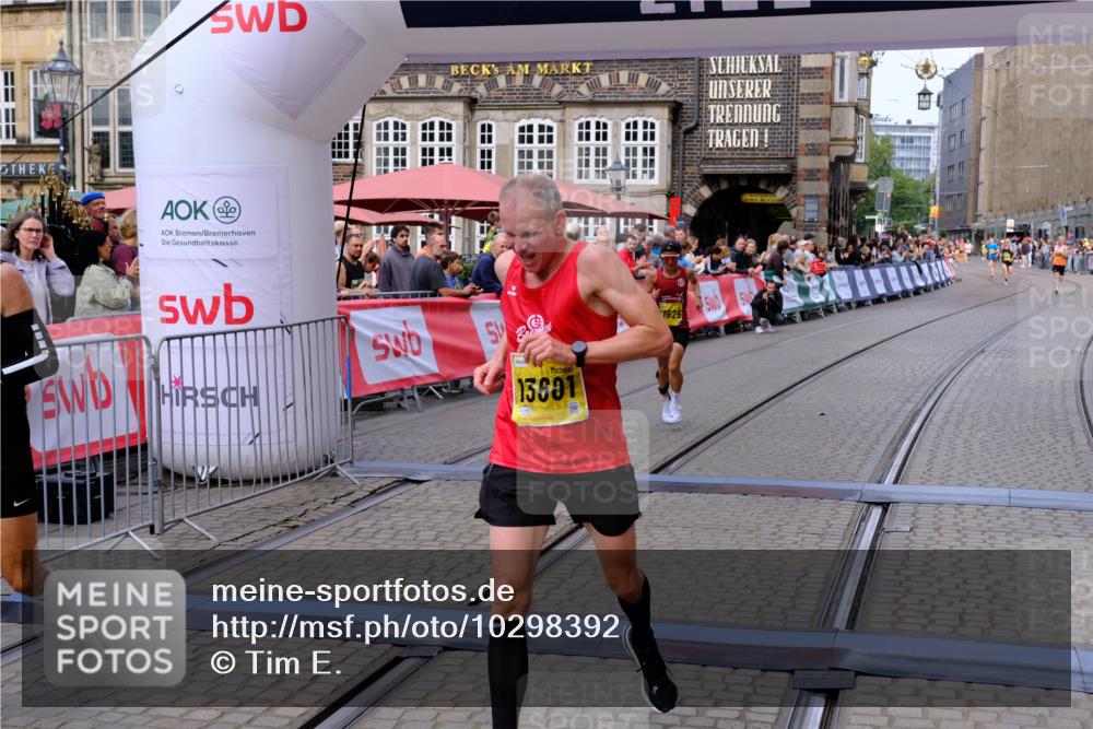 13.09.2026 - 21. swb-Marathon Bremen Tim E. http://msf.ph/oto/10298392 13.09.2026 10:35:13 Ziel 11197, 11964, 12358, 12413, 12540, 13588, 13601, 13625 meine-sportfotos.de