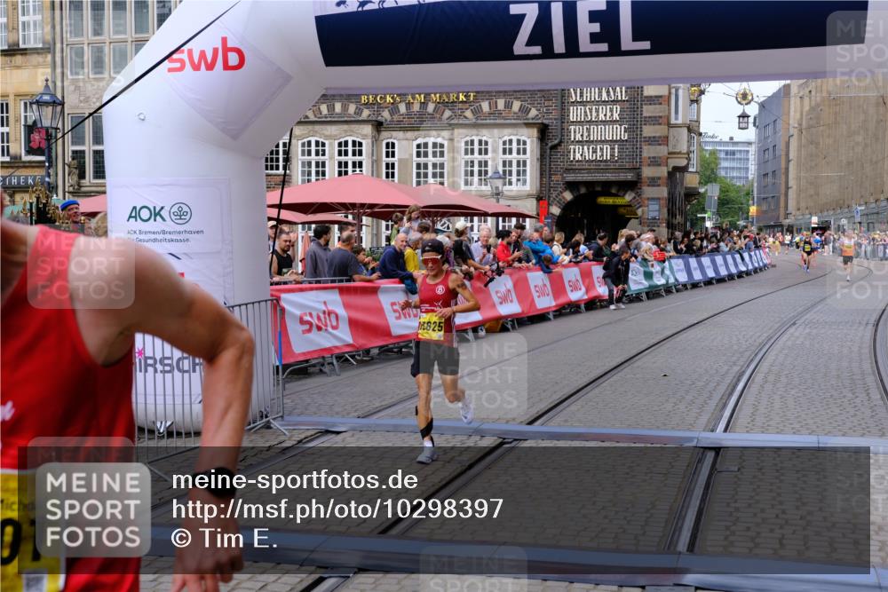 13.09.2026 - 21. swb-Marathon Bremen Tim E. http://msf.ph/oto/10298397 13.09.2026 10:35:14 Ziel 11197, 11964, 12358, 12413, 13588, 13601, 13625 meine-sportfotos.de
