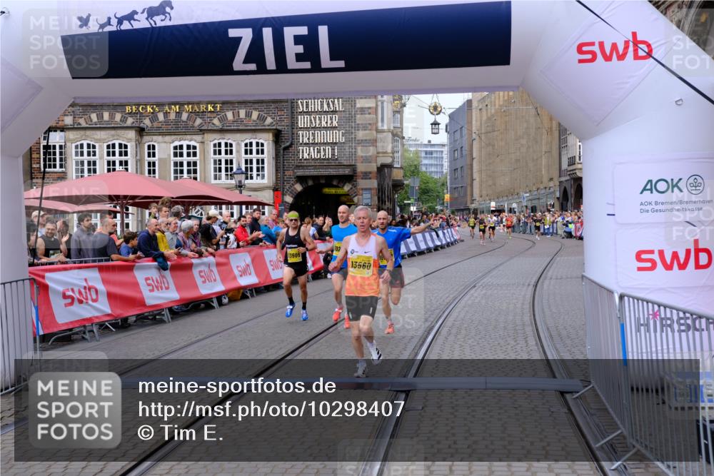 13.09.2026 - 21. swb-Marathon Bremen Tim E. http://msf.ph/oto/10298407 13.09.2026 10:35:23 Ziel 10261, 10262, 13505, 13560, 13588, 13601, 13625 meine-sportfotos.de