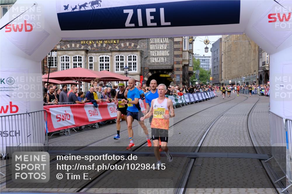 13.09.2026 - 21. swb-Marathon Bremen Tim E. http://msf.ph/oto/10298415 13.09.2026 10:35:23 Ziel 10261, 10262, 13505, 13560, 13588, 13601, 13625 meine-sportfotos.de