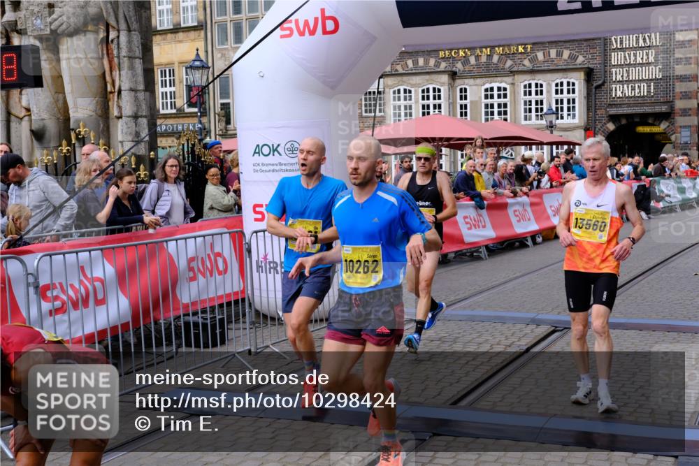 13.09.2026 - 21. swb-Marathon Bremen Tim E. http://msf.ph/oto/10298424 13.09.2026 10:35:25 Ziel 10261, 10262, 13505, 13560, 13625 meine-sportfotos.de