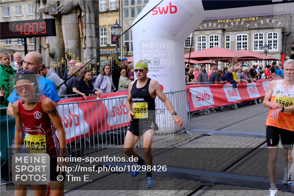 13.09.2026 - 21. swb-Marathon Bremen Tim E. http://msf.ph/oto/10298426 13.09.2026 10:35:25 Ziel 10261, 10262, 13505, 13560, 13625 meine-sportfotos.de