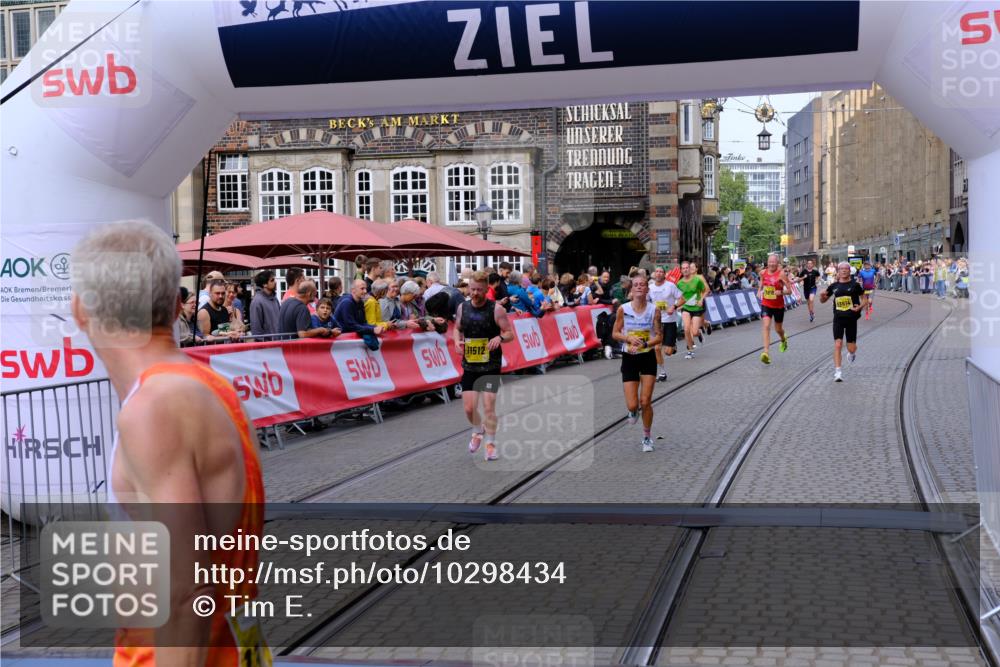 13.09.2026 - 21. swb-Marathon Bremen Tim E. http://msf.ph/oto/10298434 13.09.2026 10:35:33 Ziel 10261, 10262, 10994, 11068, 11176, 11345, 11512, 13505, 13514, 13540, 13560, 13590, 13619 meine-sportfotos.de