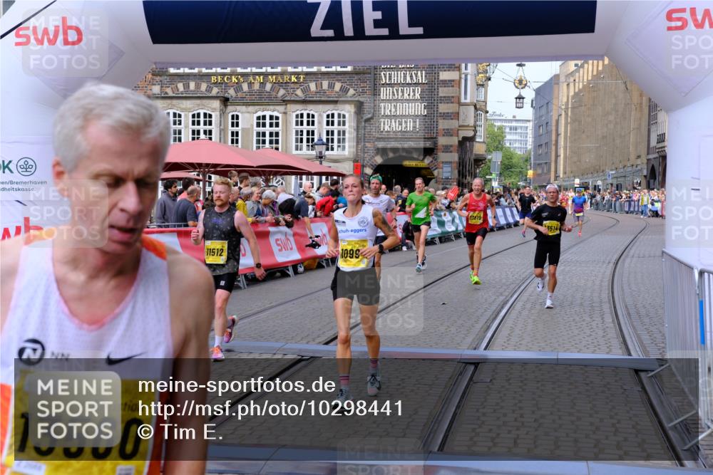 13.09.2026 - 21. swb-Marathon Bremen Tim E. http://msf.ph/oto/10298441 13.09.2026 10:35:35 Ziel 10261, 10262, 10994, 11068, 11176, 11345, 11512, 13505, 13514, 13540, 13560, 13590, 13619 meine-sportfotos.de