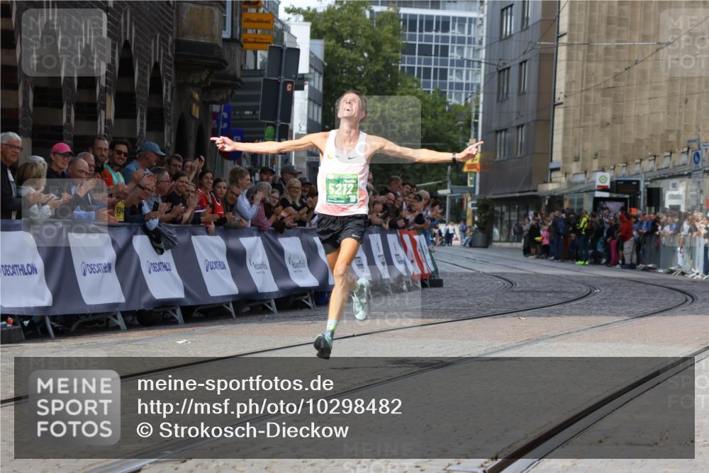 13.09.2026 - 21. swb-Marathon Bremen Strokosch-Dieckow http://msf.ph/oto/10298482 13.09.2026 12:43:39 Ziel 1567, 5212 meine-sportfotos.de