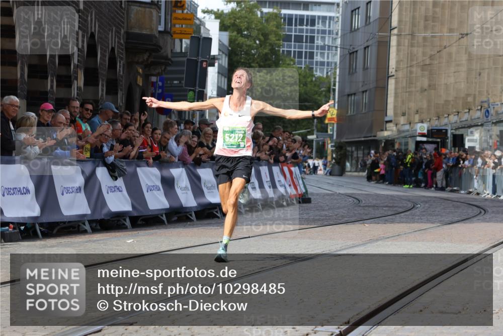 13.09.2026 - 21. swb-Marathon Bremen Strokosch-Dieckow http://msf.ph/oto/10298485 13.09.2026 12:43:40 Ziel 5212 meine-sportfotos.de