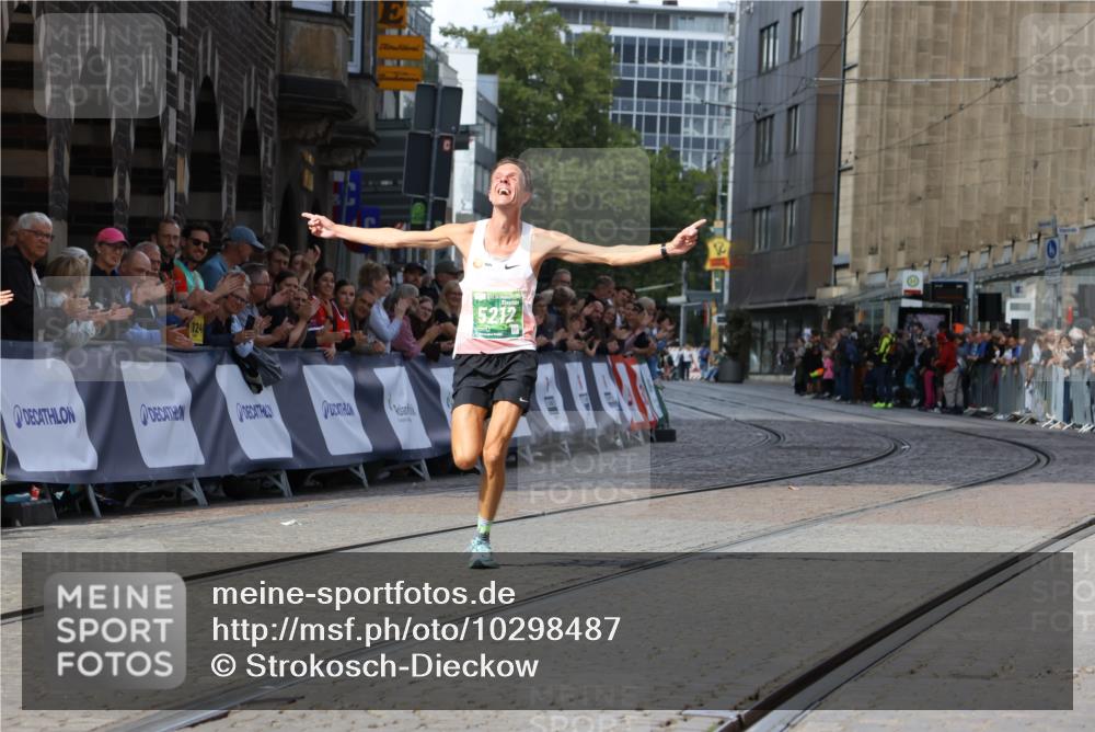 13.09.2026 - 21. swb-Marathon Bremen Strokosch-Dieckow http://msf.ph/oto/10298487 13.09.2026 12:43:40 Ziel 5212 meine-sportfotos.de