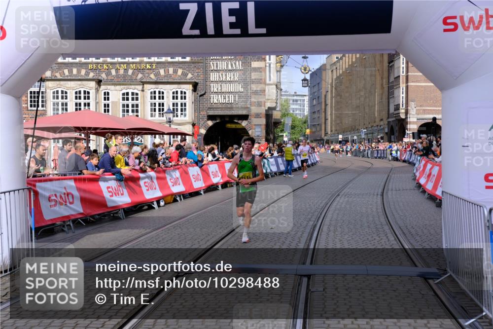 13.09.2026 - 21. swb-Marathon Bremen Tim E. http://msf.ph/oto/10298488 13.09.2026 10:36:15 Ziel 10244, 13534 meine-sportfotos.de