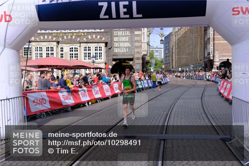 13.09.2026 - 21. swb-Marathon Bremen Tim E. http://msf.ph/oto/10298491 13.09.2026 10:36:15 Ziel 10244, 13534 meine-sportfotos.de