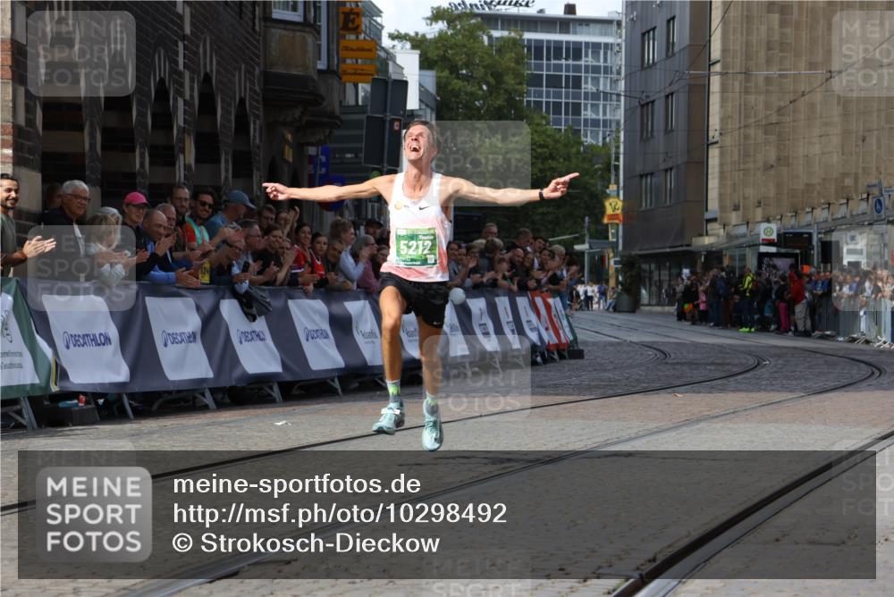 13.09.2026 - 21. swb-Marathon Bremen Strokosch-Dieckow http://msf.ph/oto/10298492 13.09.2026 12:43:40 Ziel 5212 meine-sportfotos.de