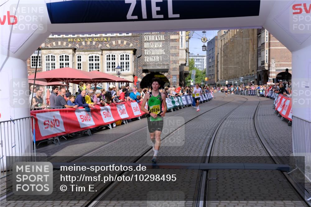 13.09.2026 - 21. swb-Marathon Bremen Tim E. http://msf.ph/oto/10298495 13.09.2026 10:36:15 Ziel 10244, 13534 meine-sportfotos.de