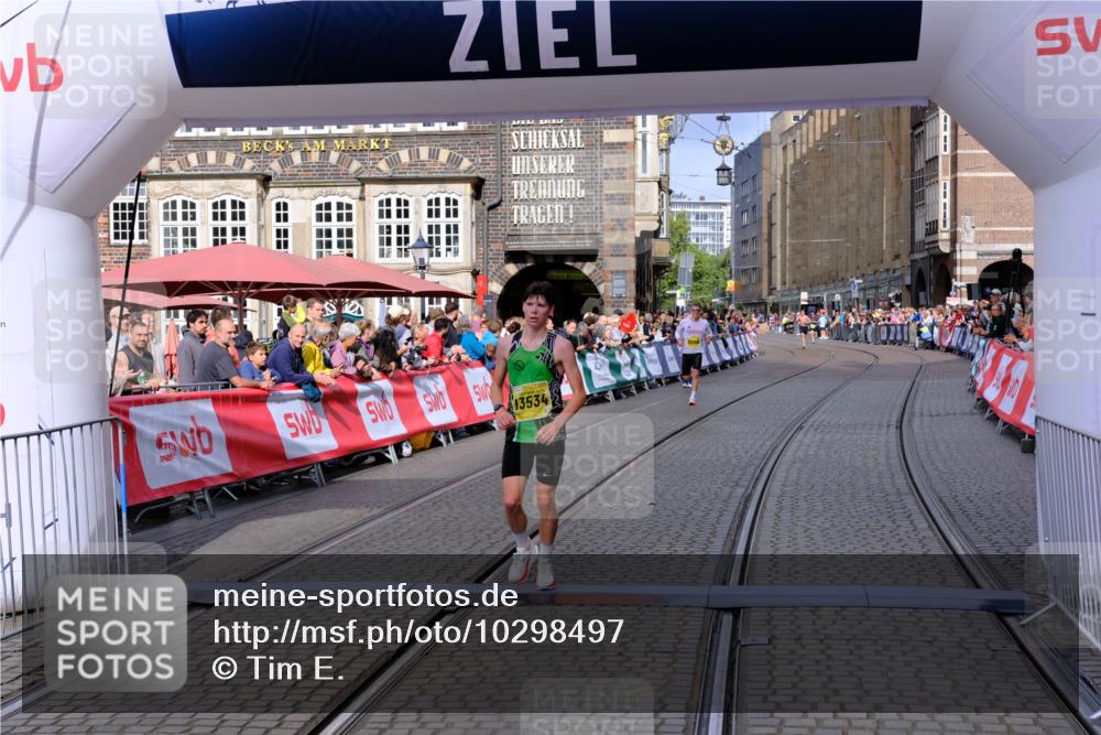 13.09.2026 - 21. swb-Marathon Bremen Tim E. http://msf.ph/oto/10298497 13.09.2026 10:36:16 Ziel 10244, 13534 meine-sportfotos.de