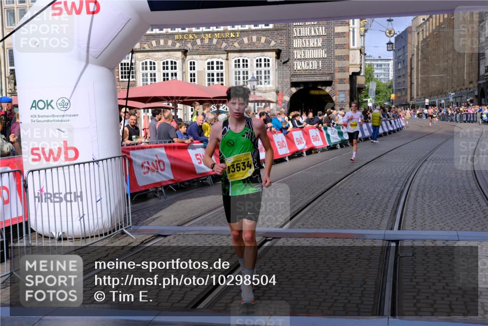 13.09.2026 - 21. swb-Marathon Bremen Tim E. http://msf.ph/oto/10298504 13.09.2026 10:36:17 Ziel 10244, 13534 meine-sportfotos.de
