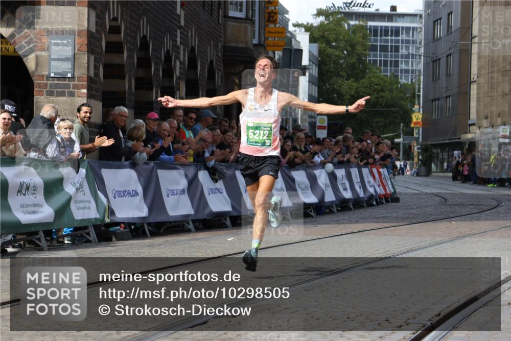 13.09.2026 - 21. swb-Marathon Bremen Strokosch-Dieckow http://msf.ph/oto/10298505 13.09.2026 12:43:40 Ziel 5212 meine-sportfotos.de