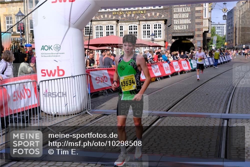 13.09.2026 - 21. swb-Marathon Bremen Tim E. http://msf.ph/oto/10298508 13.09.2026 10:36:17 Ziel 10244, 13534 meine-sportfotos.de