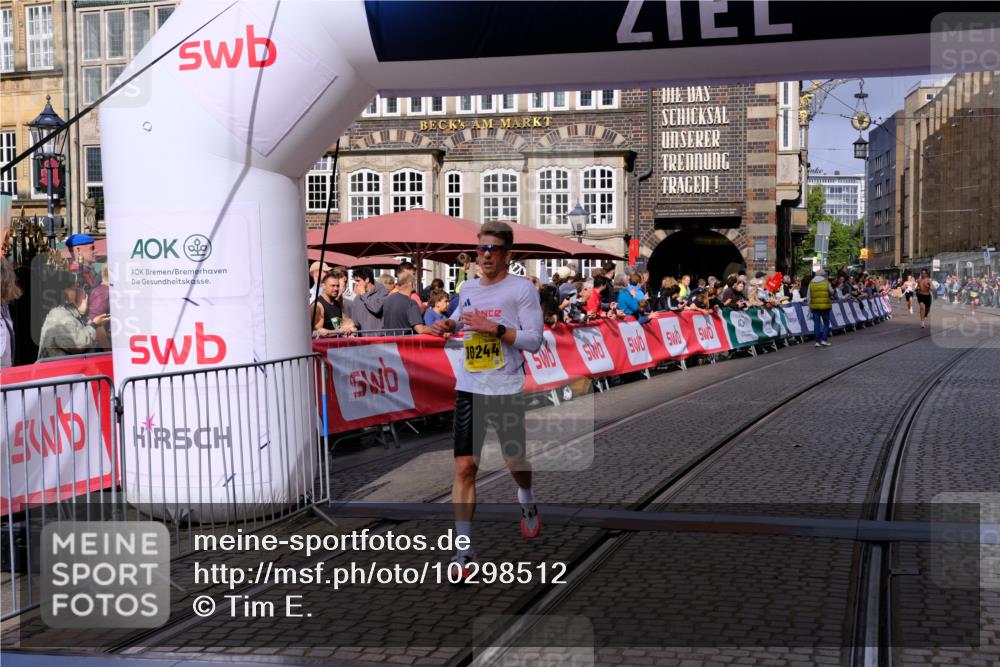 13.09.2026 - 21. swb-Marathon Bremen Tim E. http://msf.ph/oto/10298512 13.09.2026 10:36:20 Ziel 10244, 11067, 13534 meine-sportfotos.de