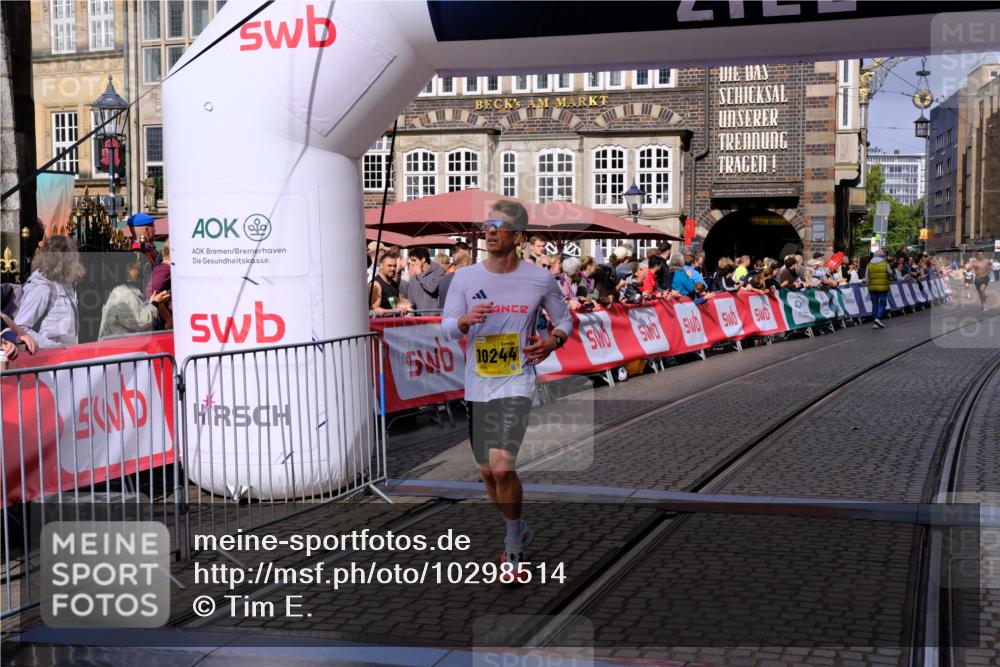 13.09.2026 - 21. swb-Marathon Bremen Tim E. http://msf.ph/oto/10298514 13.09.2026 10:36:20 Ziel 10244, 11067, 13534 meine-sportfotos.de