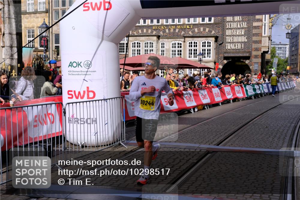 13.09.2026 - 21. swb-Marathon Bremen Tim E. http://msf.ph/oto/10298517 13.09.2026 10:36:21 Ziel 10244, 11067, 13534 meine-sportfotos.de