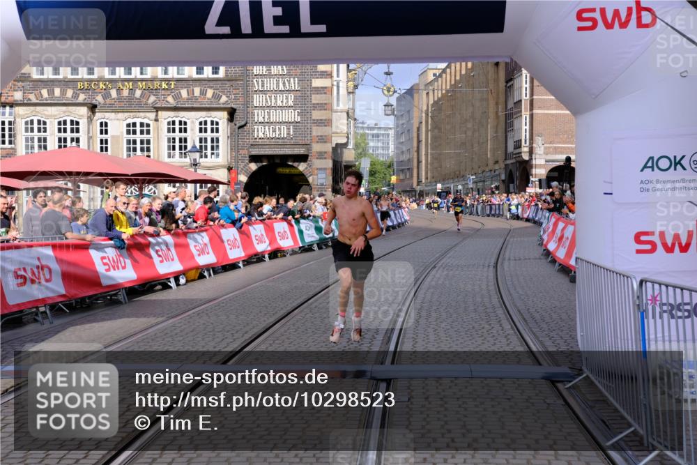 13.09.2026 - 21. swb-Marathon Bremen Tim E. http://msf.ph/oto/10298523 13.09.2026 10:36:25 Ziel 10244, 11067, 13534 meine-sportfotos.de