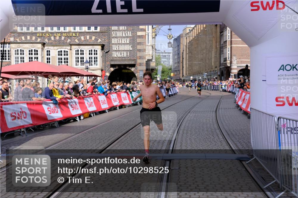 13.09.2026 - 21. swb-Marathon Bremen Tim E. http://msf.ph/oto/10298525 13.09.2026 10:36:25 Ziel 10244, 11067, 13534 meine-sportfotos.de