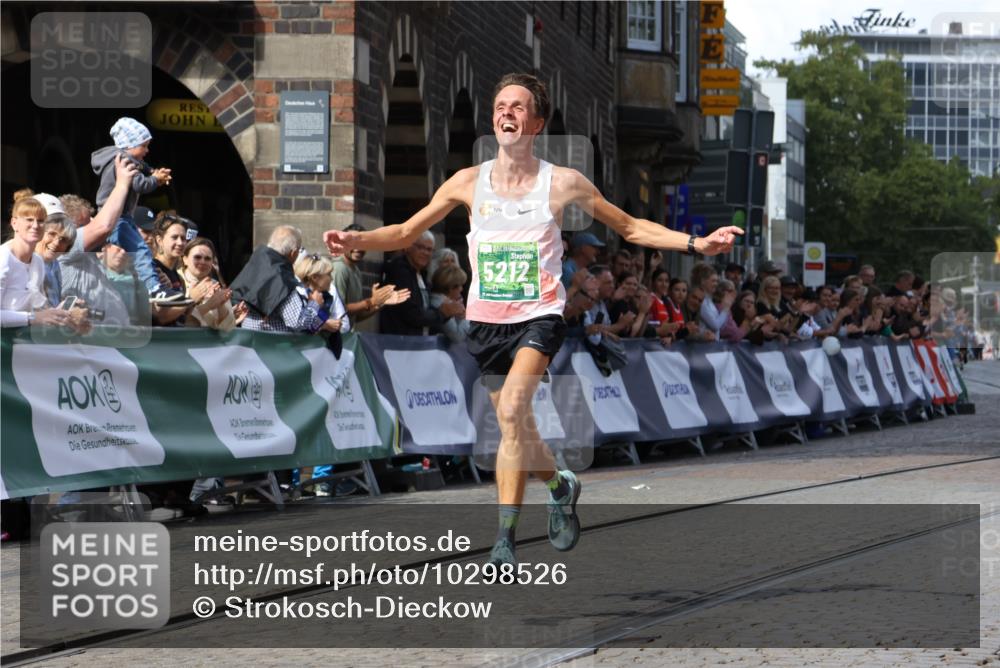 13.09.2026 - 21. swb-Marathon Bremen Strokosch-Dieckow http://msf.ph/oto/10298526 13.09.2026 12:43:41 Ziel  meine-sportfotos.de