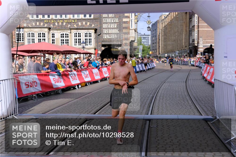 13.09.2026 - 21. swb-Marathon Bremen Tim E. http://msf.ph/oto/10298528 13.09.2026 10:36:26 Ziel 10244, 11067, 12324, 12513, 13534 meine-sportfotos.de