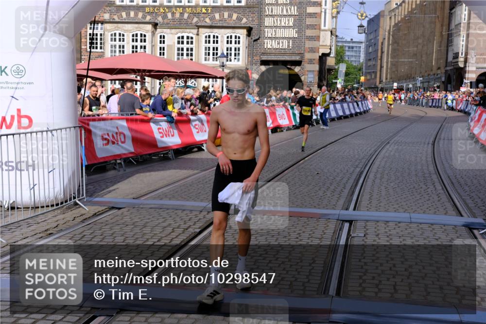 13.09.2026 - 21. swb-Marathon Bremen Tim E. http://msf.ph/oto/10298547 13.09.2026 10:36:36 Ziel 11067, 12324, 12513, 13575 meine-sportfotos.de