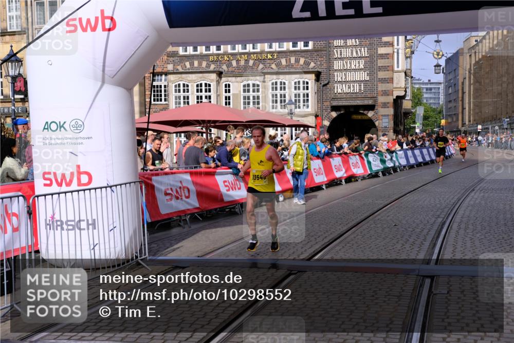 13.09.2026 - 21. swb-Marathon Bremen Tim E. http://msf.ph/oto/10298552 13.09.2026 10:36:45 Ziel 11916, 12324, 12513, 13548, 13575 meine-sportfotos.de