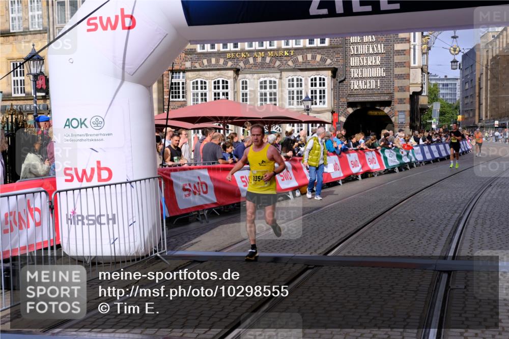13.09.2026 - 21. swb-Marathon Bremen Tim E. http://msf.ph/oto/10298555 13.09.2026 10:36:45 Ziel 11916, 12324, 12513, 13548, 13575 meine-sportfotos.de