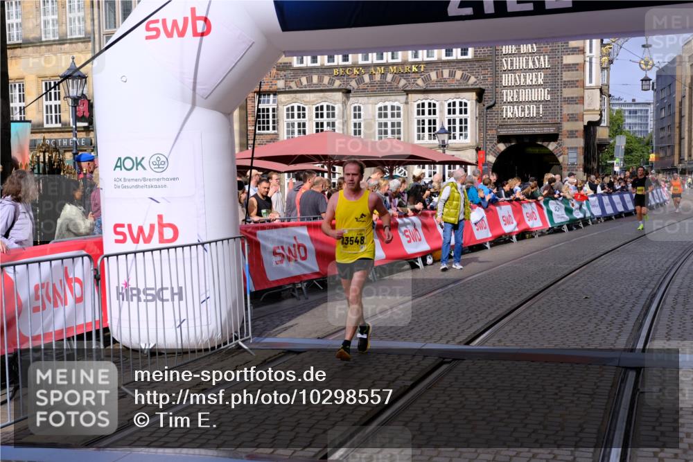 13.09.2026 - 21. swb-Marathon Bremen Tim E. http://msf.ph/oto/10298557 13.09.2026 10:36:45 Ziel 11916, 12324, 12513, 13548, 13575 meine-sportfotos.de