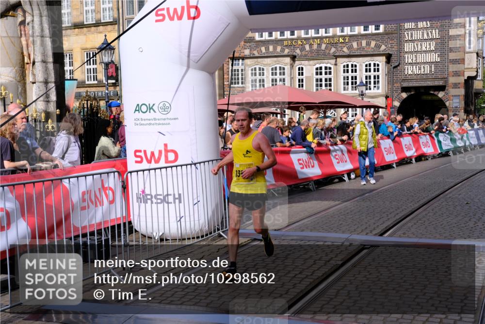 13.09.2026 - 21. swb-Marathon Bremen Tim E. http://msf.ph/oto/10298562 13.09.2026 10:36:45 Ziel 11916, 12324, 12513, 13548, 13575 meine-sportfotos.de