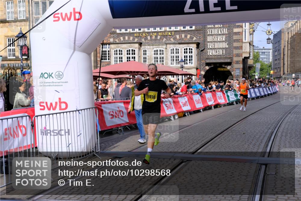 13.09.2026 - 21. swb-Marathon Bremen Tim E. http://msf.ph/oto/10298568 13.09.2026 10:36:50 Ziel 11916, 12456, 13548, 13575 meine-sportfotos.de
