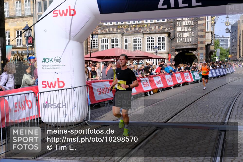 13.09.2026 - 21. swb-Marathon Bremen Tim E. http://msf.ph/oto/10298570 13.09.2026 10:36:50 Ziel 11916, 12456, 13548, 13575 meine-sportfotos.de