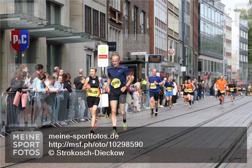 13.09.2026 - 21. swb-Marathon Bremen Strokosch-Dieckow http://msf.ph/oto/10298590 13.09.2026 10:45:54 Ziel 10228, 10447, 10992, 11706, 11925, 11926, 11956, 13529, 13609, 13612, 13640, 10436, 10464, 10541, 10583, 10987, 11015, 11063, 11279, 11559, 11762, 11845, 12033, 12069, 12087, 12290, 12556, 12557, 13532, 13595, 13628 meine-sportfotos.de