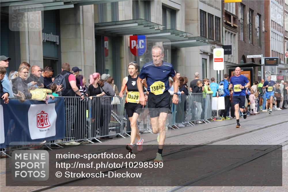 13.09.2026 - 21. swb-Marathon Bremen Strokosch-Dieckow http://msf.ph/oto/10298599 13.09.2026 10:45:55 Ziel 10228, 10447, 10992, 11706, 11925, 11926, 11956, 13529, 13609, 13612, 13640, 10436, 10464, 10541, 10583, 10987, 11015, 11063, 11279, 11559, 11762, 11845, 12033, 12069, 12087, 12556, 12557, 13532, 13595, 13628 meine-sportfotos.de