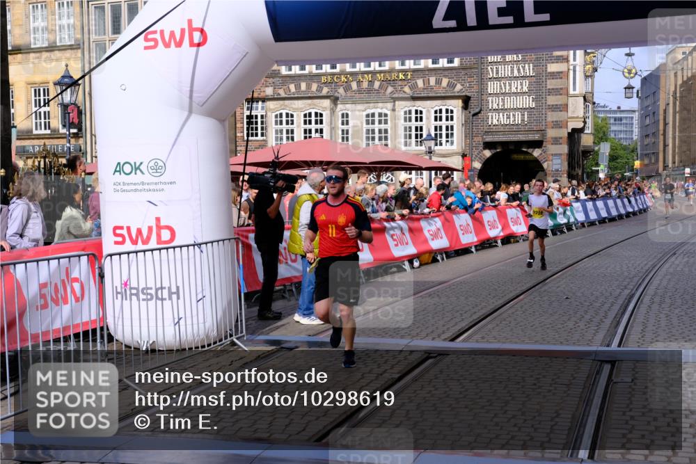 13.09.2026 - 21. swb-Marathon Bremen Tim E. http://msf.ph/oto/10298619 13.09.2026 10:37:02 Ziel 11738, 11916, 12456, 13606 meine-sportfotos.de