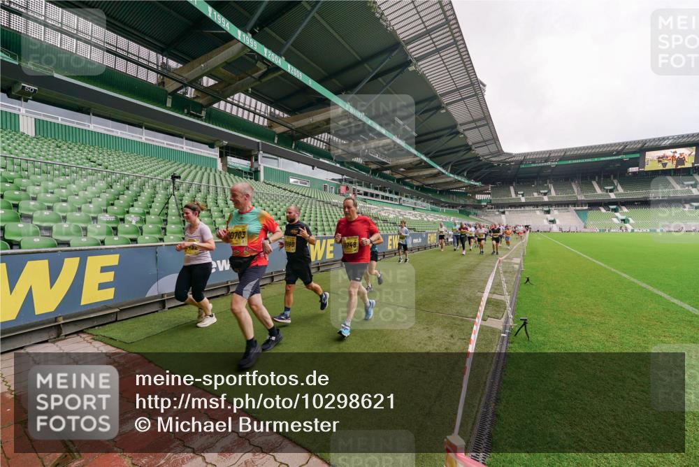 13.09.2026 - 21. swb-Marathon Bremen Michael Burmester http://msf.ph/oto/10298621 13.09.2026 10:33:40 Laufen im Stadion 10018, 10067, 10078, 10166, 10177, 10184, 10203, 10211, 10226, 10236, 10240, 10243, 10249, 10254, 10256, 10297, 10300, 10322, 10355, 10356, 10365, 10372, 10374, 10379, 10383, 10394, 10408, 10410, 10415, 10423, 10428, 10460, 10486, 10494, 10530, 10550, 10565, 10578, 10604, 10668, 10670, 10673, 10675, 10687, 10690, 10691, 10699, 10700, 10707, 10721, 10728, 10745, 10749, 10750, 10771, 10772, 10787, 10788, 10794, 10798, 10828, 10857, 10914, 11126 meine-sportfotos.de