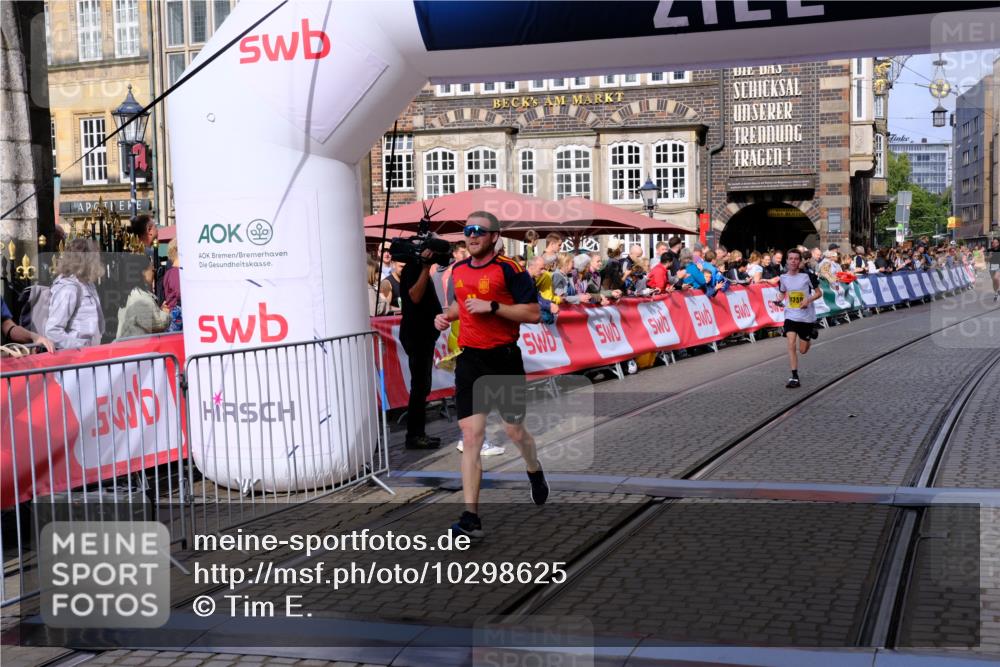 13.09.2026 - 21. swb-Marathon Bremen Tim E. http://msf.ph/oto/10298625 13.09.2026 10:37:02 Ziel 11738, 11916, 12456, 13606 meine-sportfotos.de