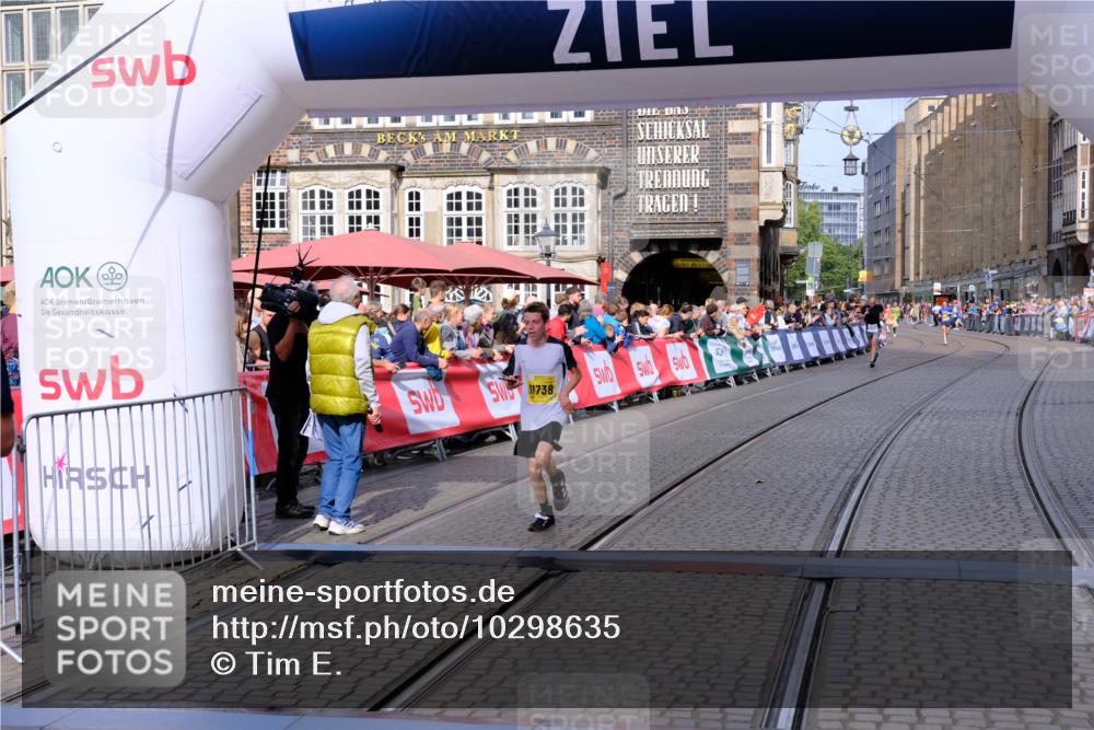 13.09.2026 - 21. swb-Marathon Bremen Tim E. http://msf.ph/oto/10298635 13.09.2026 10:37:04 Ziel 11738, 12456, 13606 meine-sportfotos.de